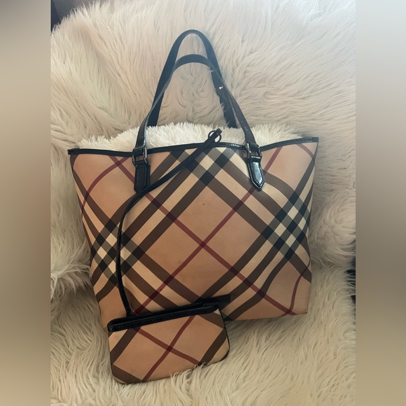 Burberry Handbags - Burberry Tote